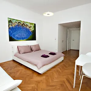 Guest house Galeria River ***
